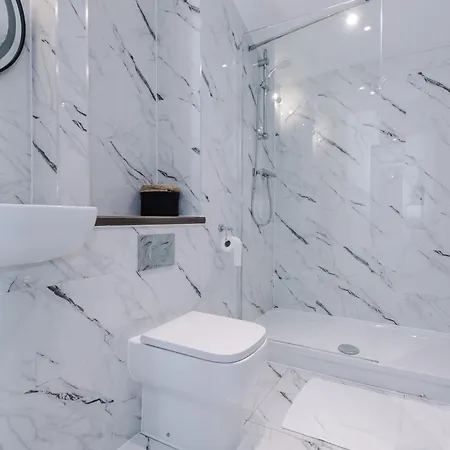 Stunning House By Purestay - 8 Beds With Free Parking