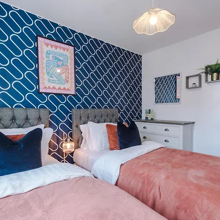 بيت للعطل Stunning House By Purestay - 8 Beds With Free Parking مانشستر