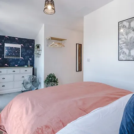 بيت للعطل Stunning House By Purestay - 8 Beds With Free Parking