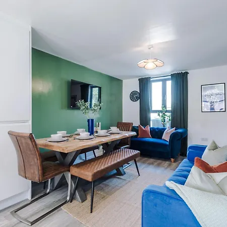 Holiday home Stunning House By Purestay - 8 Beds With Free Parking