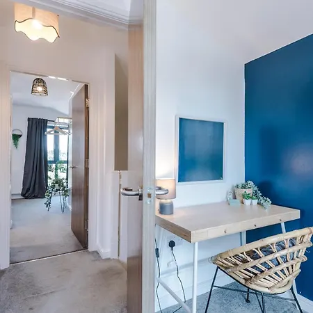 Stunning House By Purestay - 8 Beds With Free Parking مانشستر