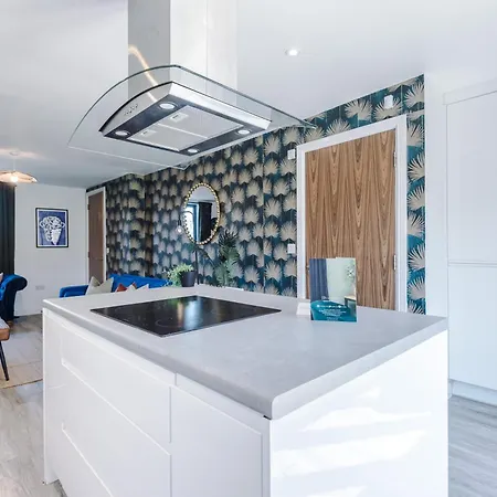 Holiday home Stunning House By Purestay - 8 Beds With Free Parking