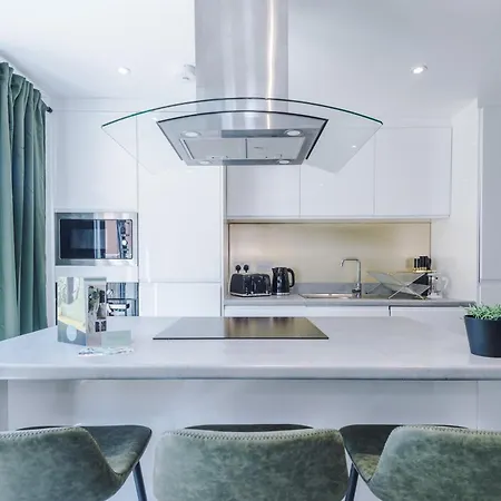 Stunning House By Purestay - 8 Beds With Free Parking *