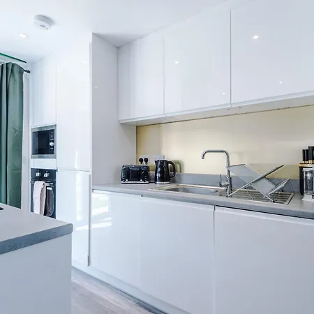 Stunning House By Purestay - 8 Beds With Free Parking مانشستر