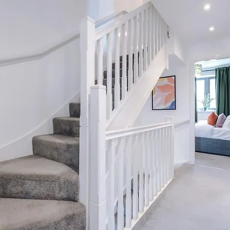 Stunning House By Purestay - 8 Beds With Free Parking *