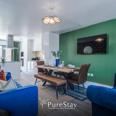 Stunning House By Purestay - 8 Beds With Free Parking مانشستر