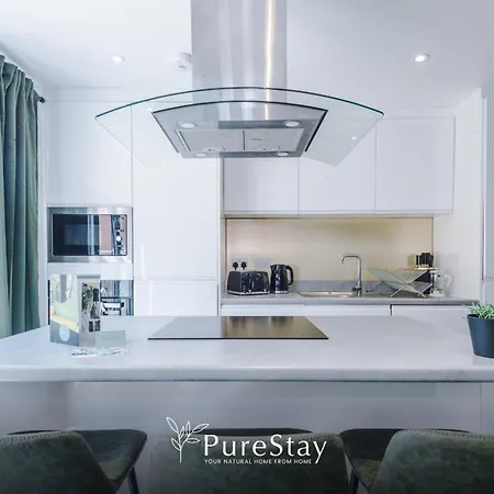 Stunning House By Purestay - 8 Beds With Free Parking بيت للعطل مانشستر