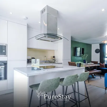 Stunning House By Purestay - 8 Beds With Free Parking مانشستر
