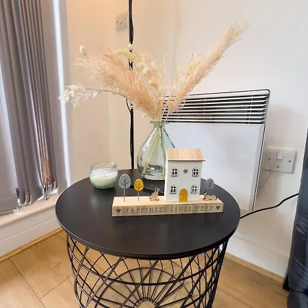 Stylish Centre Flat - Balcony And Parking *