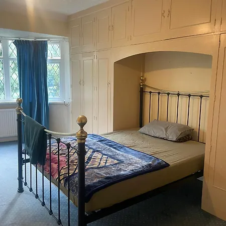 Double Bedroom In A Shared House فندق مبيت وإفطار مانشستر
