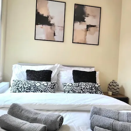 In 6 Minutes Drive To Victoria Station * Manchester