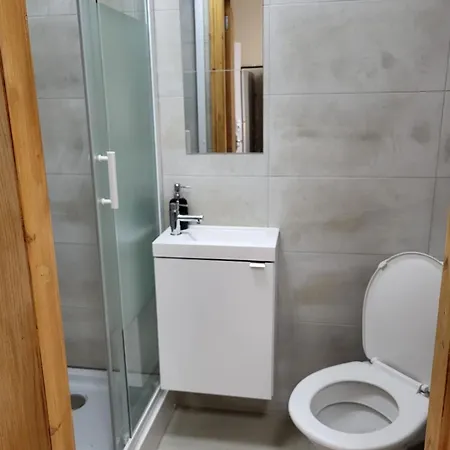 In 6 Minutes Drive To Victoria Station *