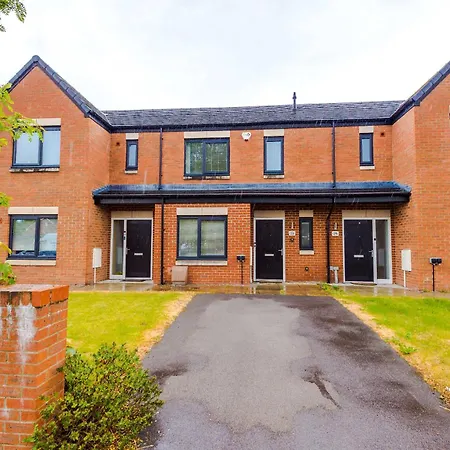 Spacious & Bright 2-bed By 53 Degrees Property, Perfect For Couples With Parking & Garden Hébergement de vacances