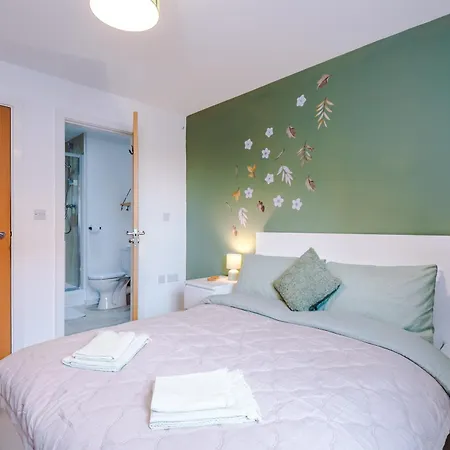 Stylish 2-bed Apartment, Sleeps 6, Free Parking דירה