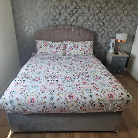 Stunning Canal View 2 Bedroom With Free Parking *