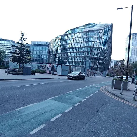 Bee Cosy - Near Train Stations And Shopping Centre With Paid Private Parking, 500mbps Internet And Netflix Lejlighed *