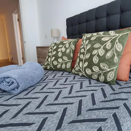 Bee Halo - Work N Relax 500Mbps Wifi, Netflix, City Centre, Paid Private Parking , Balcony And Memory Foam Beds * Manchester