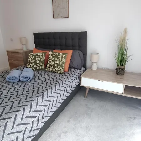 Lägenhet Bee Cosy - Near Train Stations And Shopping Centre With Paid Private Parking, 500mbps Internet And Netflix *