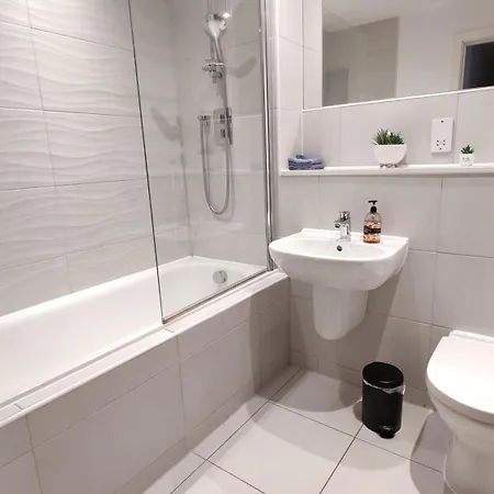 Bee Halo - Work N Relax 500Mbps Wifi, Netflix, City Centre, Paid Private Parking , Balcony And Memory Foam Beds Manchester