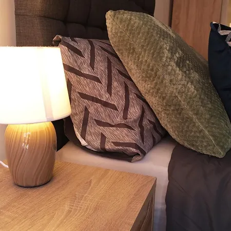 Bee Halo - Work N Relax 500Mbps Wifi, Netflix, City Centre, Paid Private Parking , Balcony And Memory Foam Beds