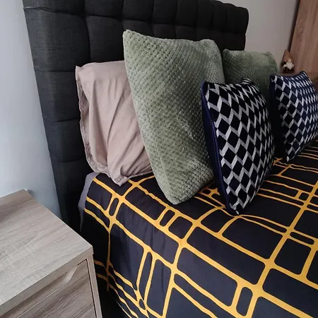 Bee Halo - Work N Relax 500Mbps Wifi, Netflix, City Centre, Paid Private Parking , Balcony And Memory Foam Beds Appartement