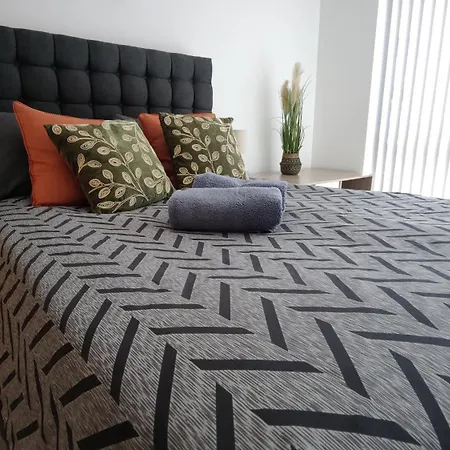 Bee Halo - Work N Relax 500Mbps Wifi, Netflix, City Centre, Paid Private Parking , Balcony And Memory Foam Beds Manchester