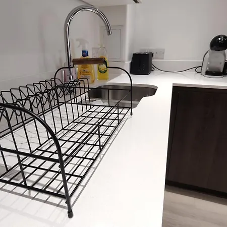 Bee Cosy - Near Train Stations And Shopping Centre With Paid Private Parking, 500mbps Internet And Netflix דירה