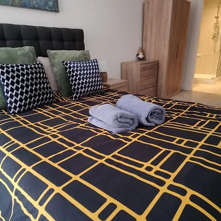 Bee Halo - Work N Relax 500Mbps Wifi, Netflix, City Centre, Paid Private Parking , Balcony And Memory Foam Beds Manchester