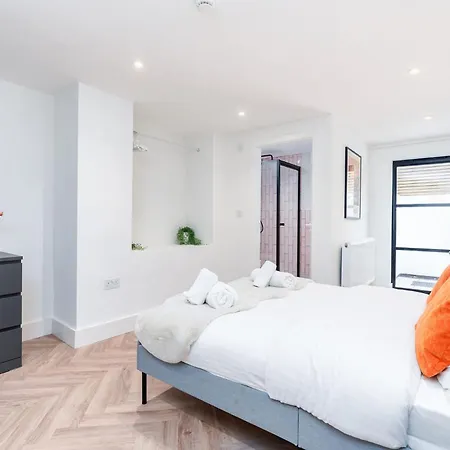 Apartment 2 Bedroom, 2 Bathroom Apartment, Close To Mcr Centre *