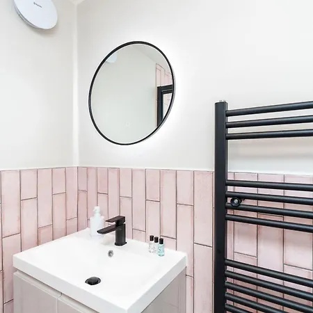 2 Bedroom, 2 Bathroom Apartment, Close To Mcr Centre