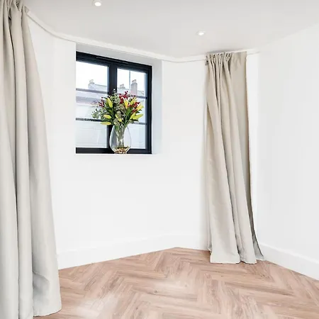 Apartment 2 Bedroom, 2 Bathroom Apartment, Close To Mcr Centre *