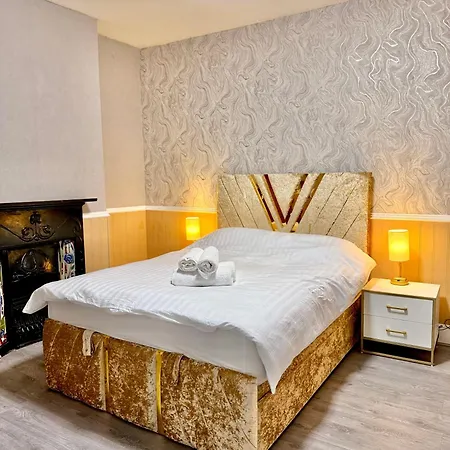 Full With Free Parking In Moss Bank Near Cheetham Hill, Crumpsall,