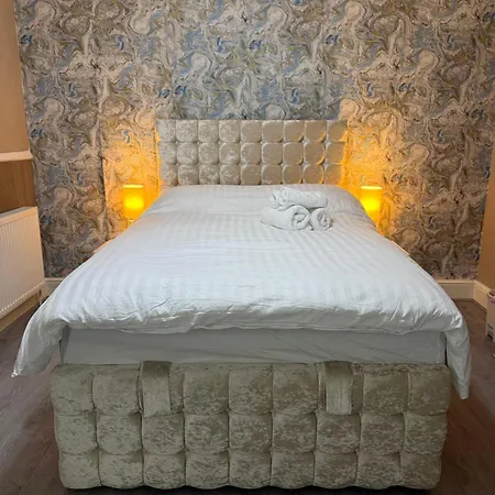 Full With Free Parking In Moss Bank, Crumpsall, * Manchester