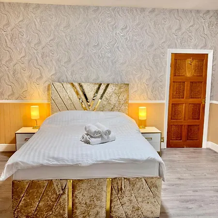 Full With Free Parking In Moss Bank, Crumpsall,