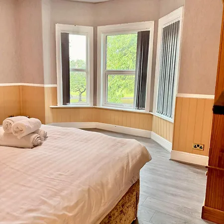 Full With Free Parking In Moss Bank, Crumpsall, Holiday home Manchester