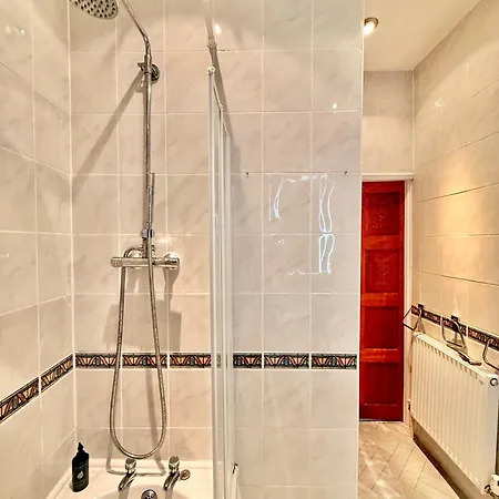 Full With Free Parking In Moss Bank, Crumpsall, Holiday home Manchester