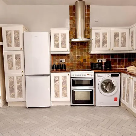 別荘 Full With Free Parking In Moss Bank, Crumpsall,