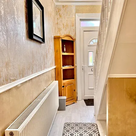 Holiday home Full With Free Parking In Moss Bank, Crumpsall,