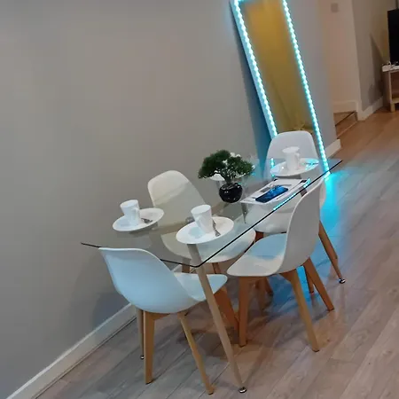 Apartment 3 Bed-sleeps 6-city Centre-free Parking *