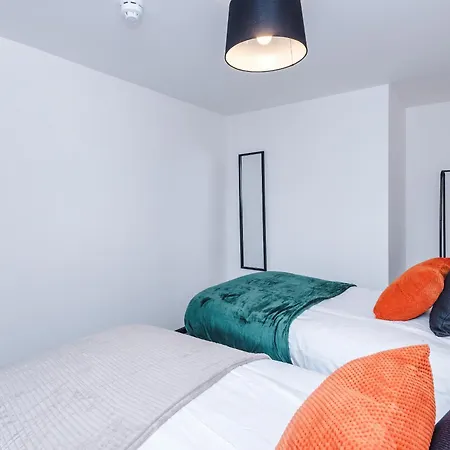 Large 4br House, Sleeps 8, Parking, Full Kitchen, Ideal For Groups, Family, Contractors Casa de Férias *