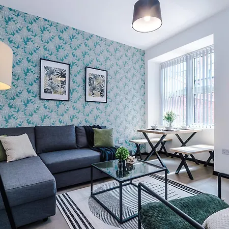 Holiday home Large 4br House, Sleeps 8, Parking, Full Kitchen, Ideal For Groups, Family, Contractors