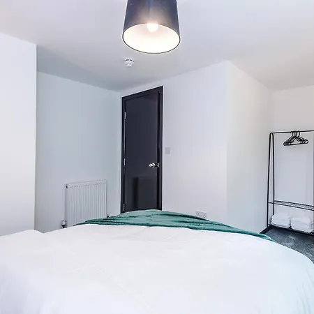 Large 4br House, Sleeps 8, Parking, Full Kitchen, Ideal For Groups, Family, Contractors Dom wakacyjny *