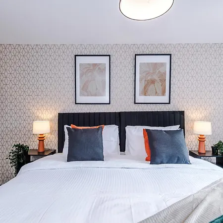 Large 4br House, Sleeps 8, Parking, Full Kitchen, Ideal For Groups, Family, Contractors Mánchester