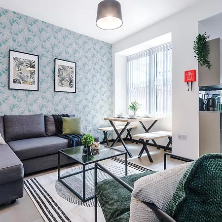 Casa de Férias Large 4br House, Sleeps 8, Parking, Full Kitchen, Ideal For Groups, Family, Contractors *