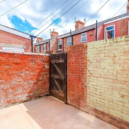 Large 4br House, Sleeps 8, Parking, Full Kitchen, Ideal For Groups, Family, Contractors *