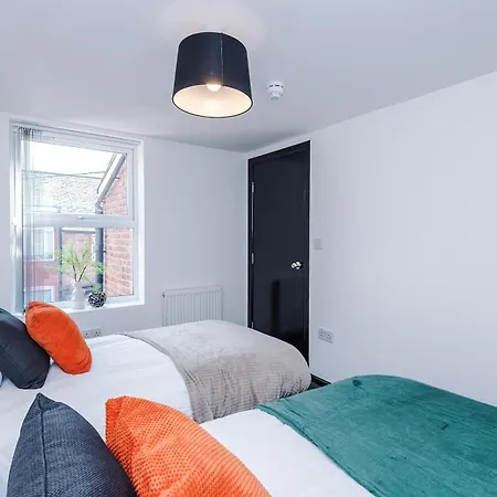Holiday home Large 4br House, Sleeps 8, Parking, Full Kitchen, Ideal For Groups, Family, Contractors