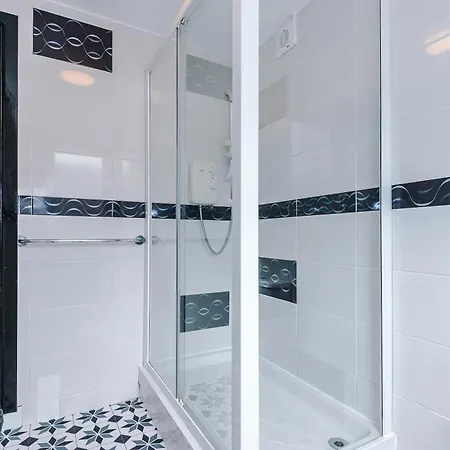 Large 4br House, Sleeps 8, Parking, Full Kitchen, Ideal For Groups, Family, Contractors * Manchester