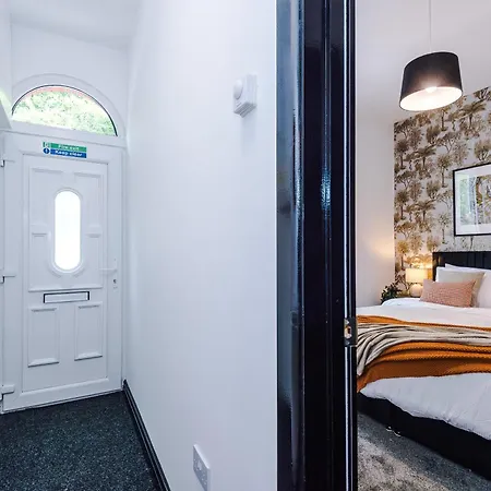 Large 4br House, Sleeps 8, Parking, Full Kitchen, Ideal For Groups, Family, Contractors Casa de Férias *