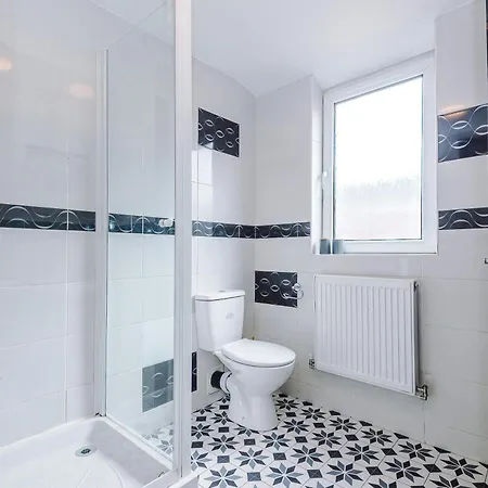 Dom wakacyjny Large 4br House, Sleeps 8, Parking, Full Kitchen, Ideal For Groups, Family, Contractors *