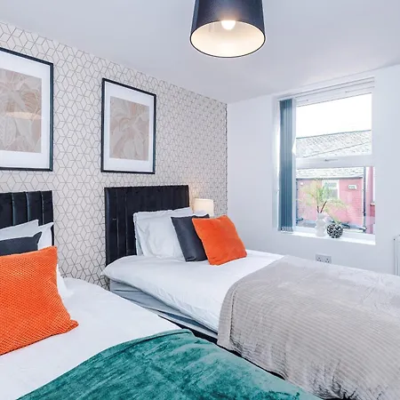 Large 4br House, Sleeps 8, Parking, Full Kitchen, Ideal For Groups, Family, Contractors Manchester